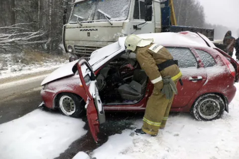В Большесельском районе «Лада» влетела под «КАМАЗ»