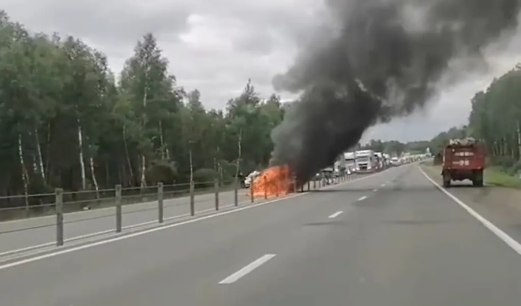 На трассе М-8 под Ростовом Великом образовалась пробка из-за пожара машины