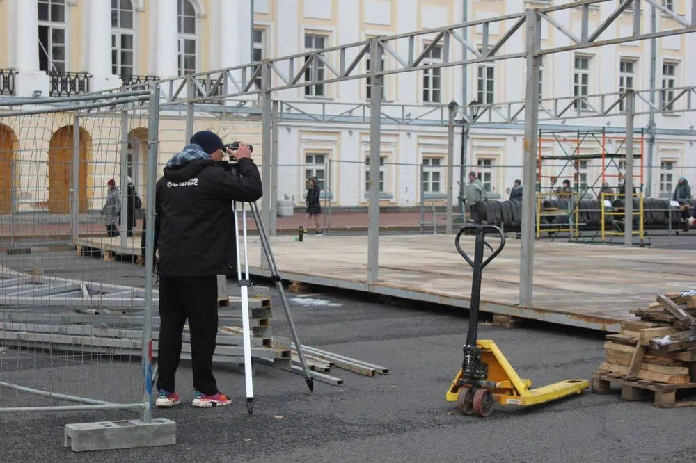В Ярославле на Советской площади начали монтировать каток
