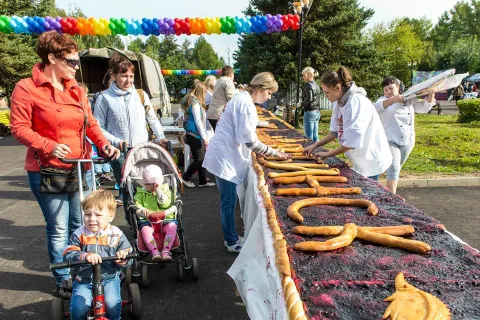В Рыбинске Ярославской области испекли гигантский пирог. Фоторепортаж