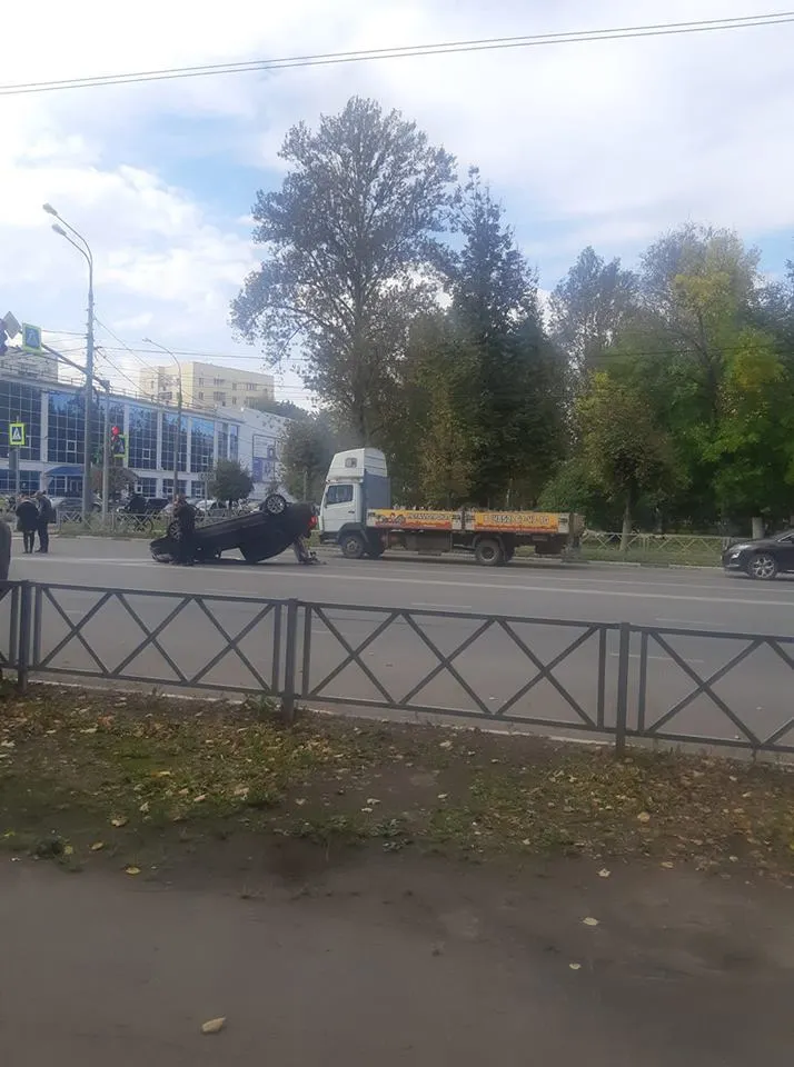 В Ярославле на проспекте Толбухина перевернулась легковушка