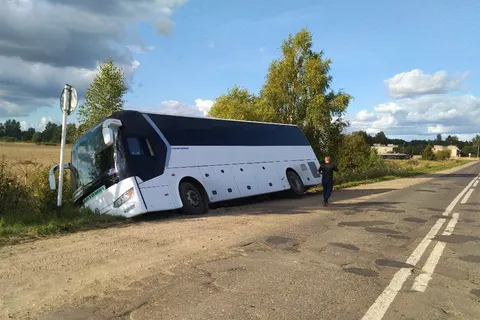 В Ярославской области автобус с пассажирами вылетел в кювет