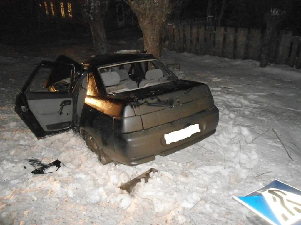 В Ярославской области пьяный водитель «десятки»  врезался в дорожный знак и «улетел» в кювет