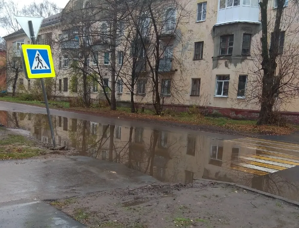 Большая лужа, знак упал: ярославцы просят переделать отремонтированную улицу
