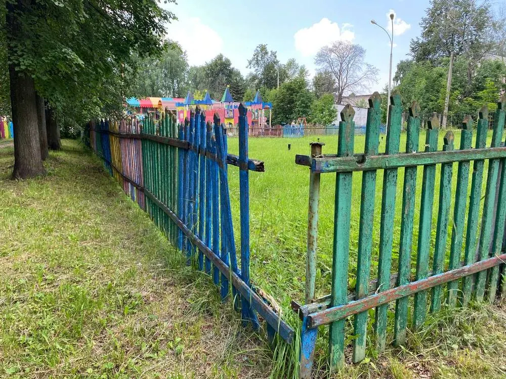 В ярославском парке демонтируют бесплатный детский городок