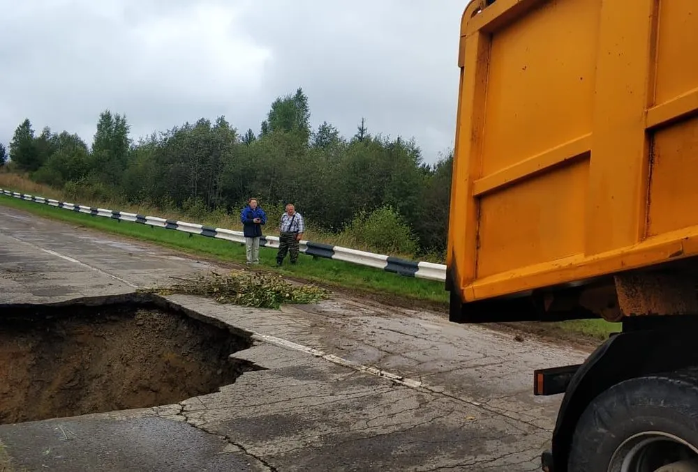 В Ярославской области на дороге образовался гигантский провал