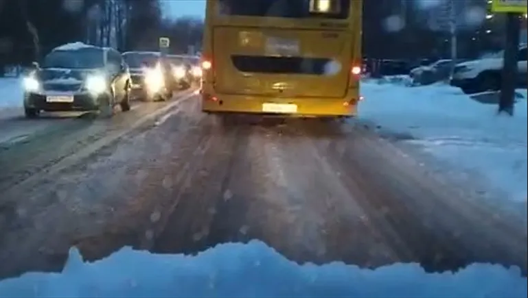 ГИБДД в Ярославле призывает водителей и пешеходов к осторожности