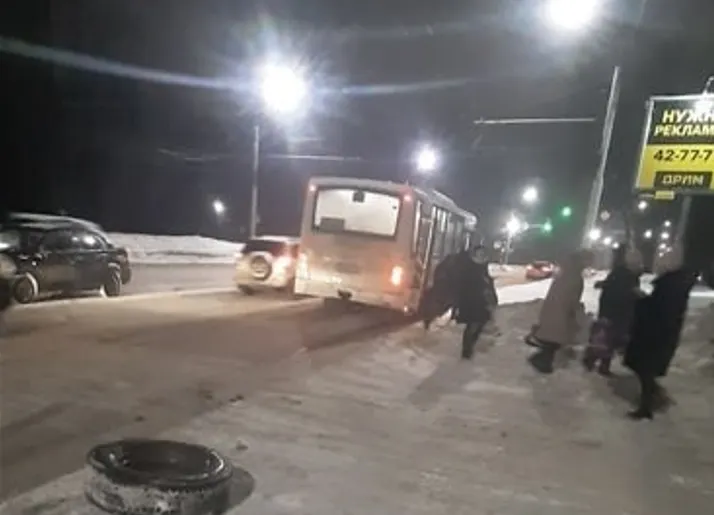 «Полная маршрутка народу»: в Ярославле автобус потерял колесо