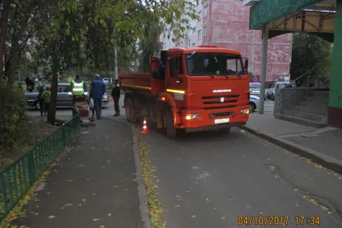 В Ярославле КАМАЗ наехал на коляску с ребенком