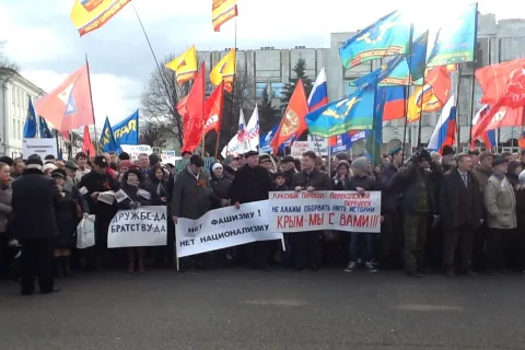 Митинг в Ярославле проходит под лозунгами: миру – да, фашизму – нет! С фото