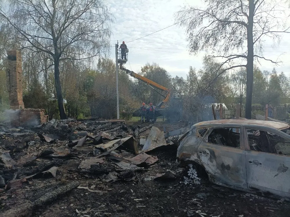 В ярославской деревне сгорело три дачных дома и автомобиль