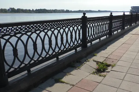 В Ярославле разрушается подарок «Газпрома» - гранитная набережная: фото