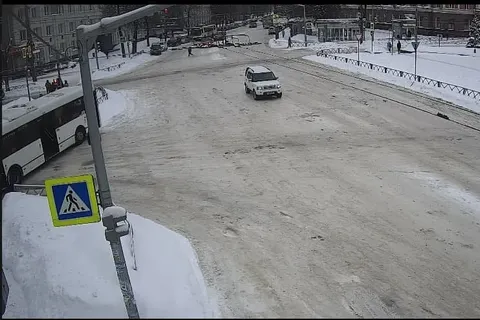 В Ярославле из-за неубранных дорог автобус заблокировал проспект Ленина