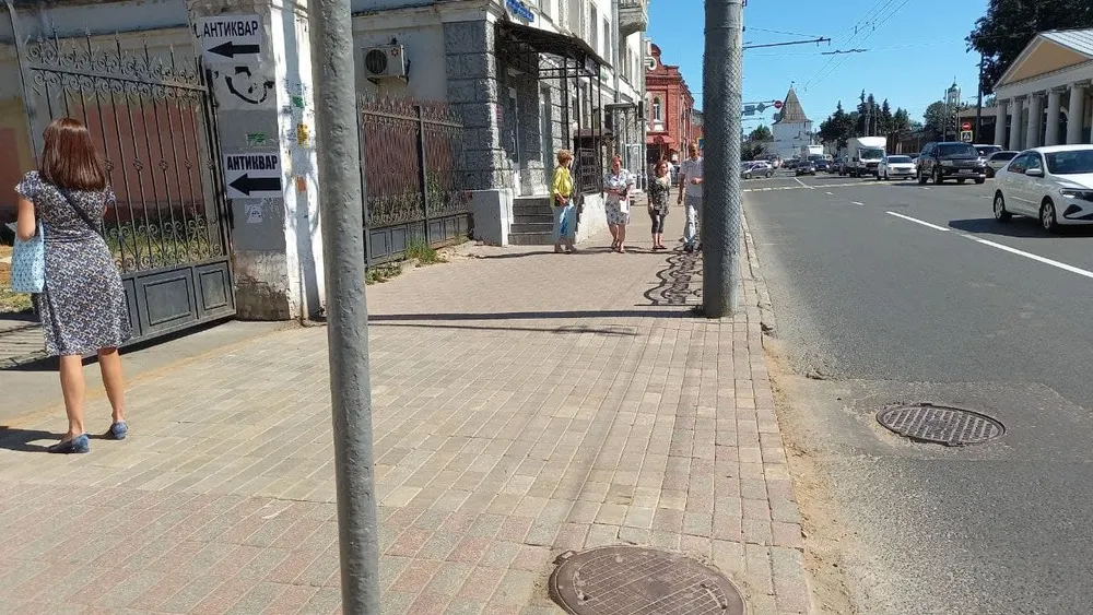 В центре Ярославля заменили развалившуюся плитку на остановке