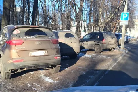 «Хоть колючую проволоку натяните!»: сквер на Чайковского превращается в стоянку