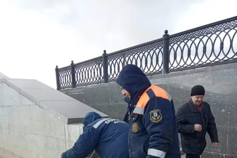 В Ярославле водолазы подняли со дна гранитную плитку Волжской Набережной
