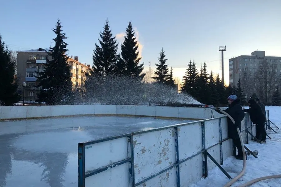 В Рыбинске заливают ледовые площадки