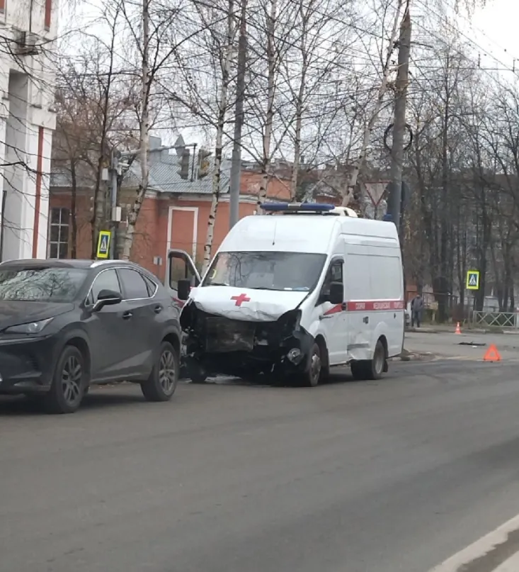В Ярославле машина скорой помощи попала в ДТП