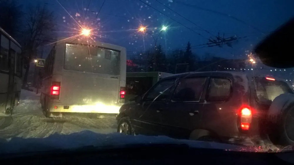 Тройная авария с автобусом в центре Ярославля вызвала коллапс: подробности