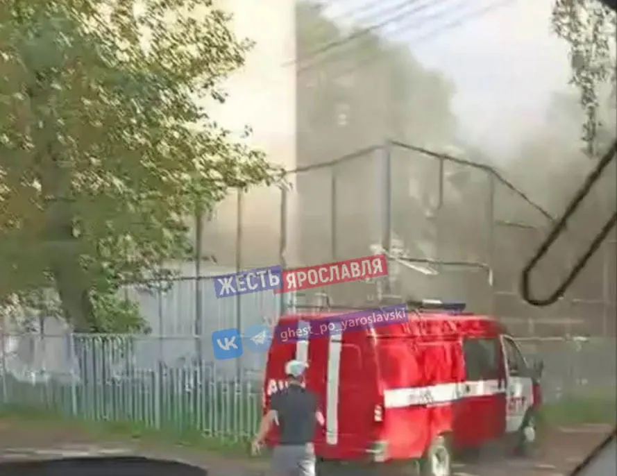В центре Ярославля горит заброшенный дом