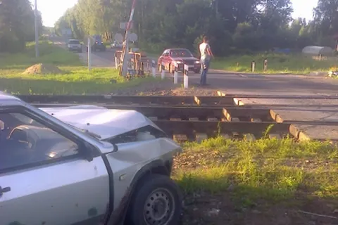 Под Ярославлем легковушка въехала в столб