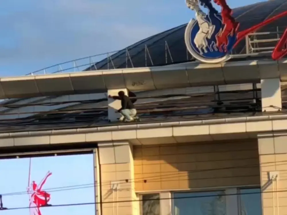 В Ярославле нашли испортившего фасад цирка вандала