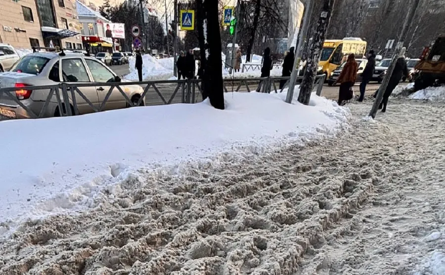 Пешеходы ждут от мэрии уборки снежной каши в Ярославле