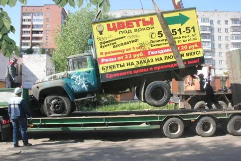 На Ленинградском проспекте эвакуировали брошенную машину с рекламным баннером