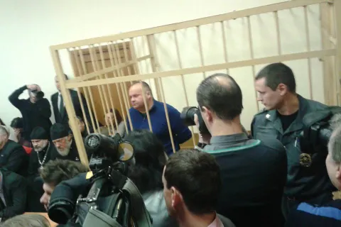 Известные горожане c транспарантами пришли поддержать мэра Рыбинска Ярославской области. С фото