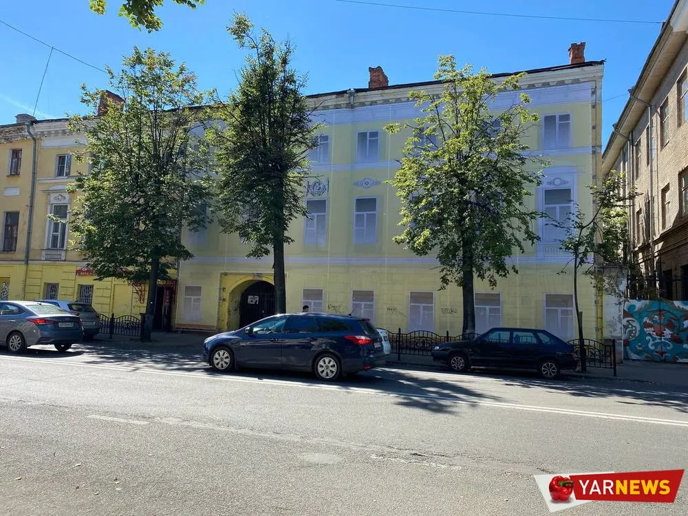 В центре Ярославля закрыли баннером «самый страшный дом»