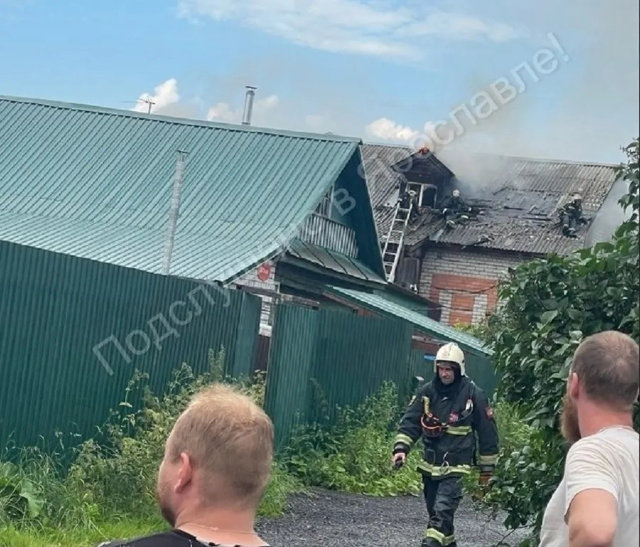 В Ярославле после попадания молнии загорелся дом