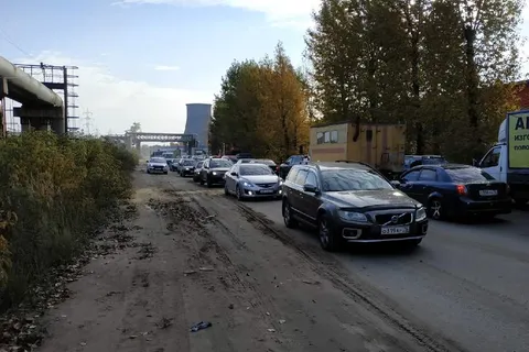 Ярославцы стоят в громадной пробке на выезде из Брагино