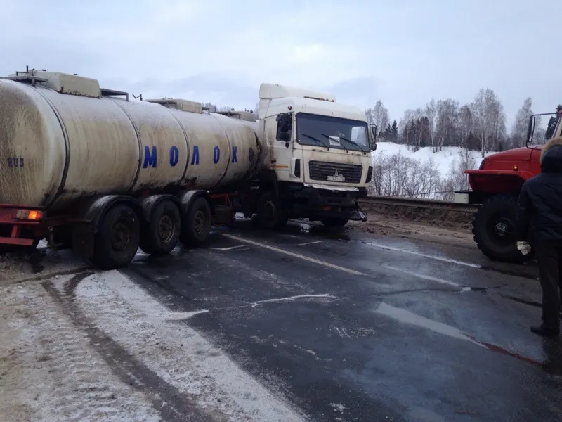 Молоковоз перегородил трассу Ярославль-Рыбинск