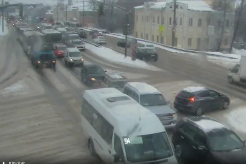 Московский проспект в Ярославле превратился в ледяную горку
