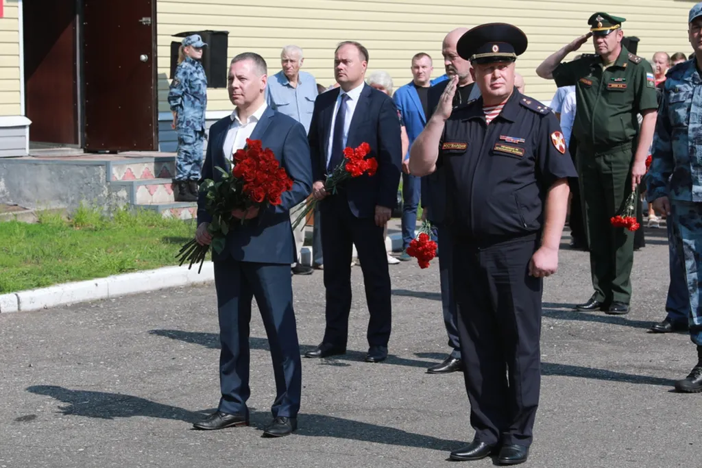Глава Ярославской области вместе с росгвардейцами почтил память погибших бойцов