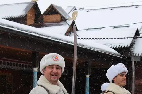 Гвардейцы государыни Масленицы прошли по центру Ярославля