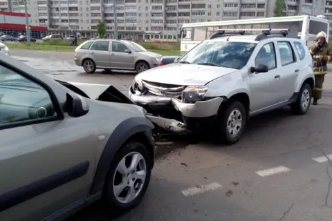 В Рыбинске лоб в лоб столкнулись две легковушки
