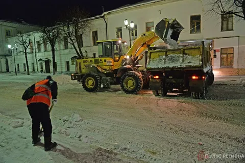 Ярославль чистят от снега ночью: убирайте свои машины!