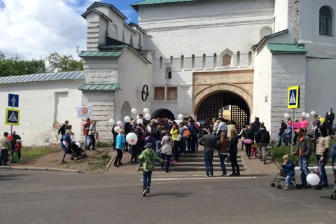 Более тысячи ярославцев пришли обнять сердце города