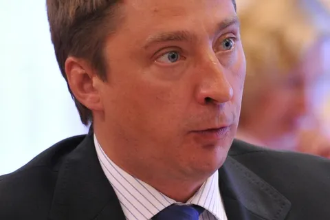 Депутат Ярославской областной Думы Владимир Тихомиров строительство бани в Борисоглебском районе почему-то увязал с борьбой с алкоголем. Фото с заседания Думы
