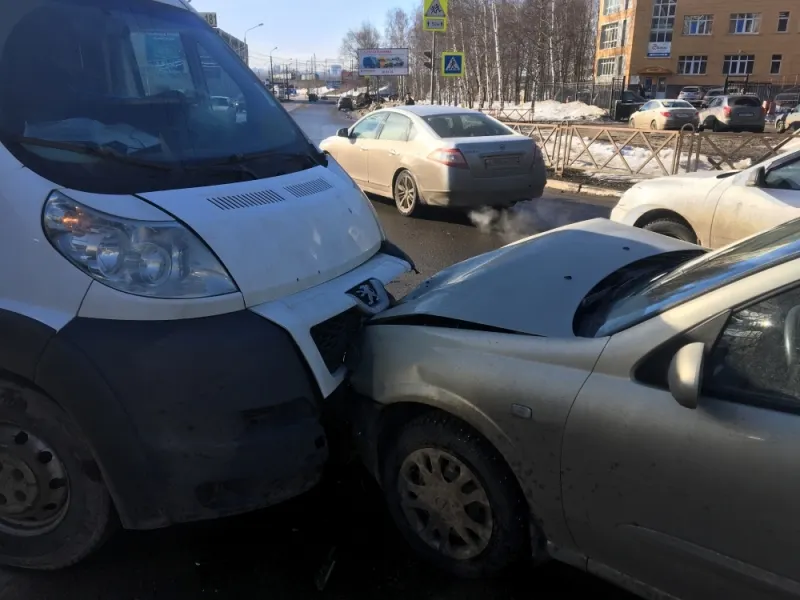 В центре Ярославля столкнулись две иномарки
