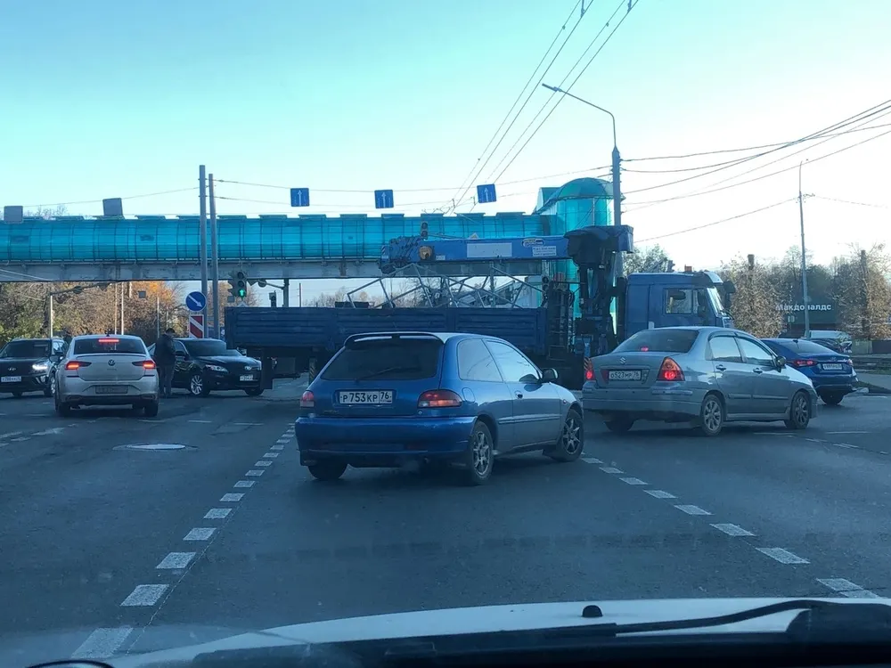 В Ярославле Московский проспект перекрыт из-за аварии