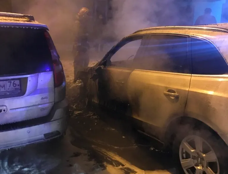 Ночью в Ярославле сгорели два автомобиля