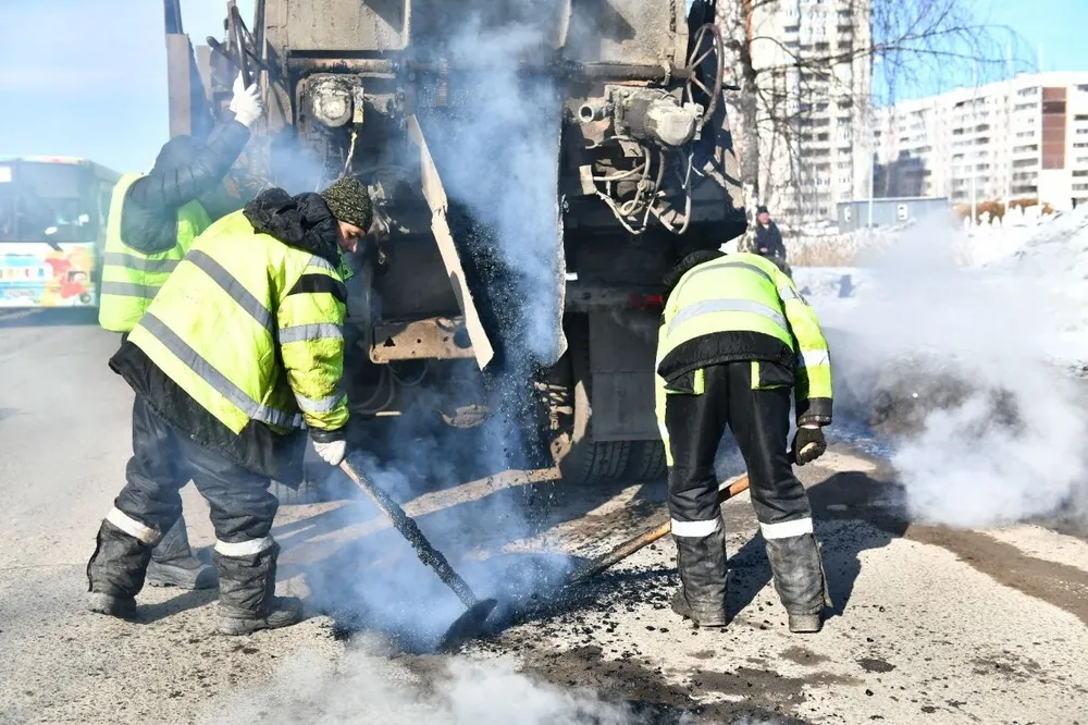 В Ярославле завершают заделку ям на Машиностроителей