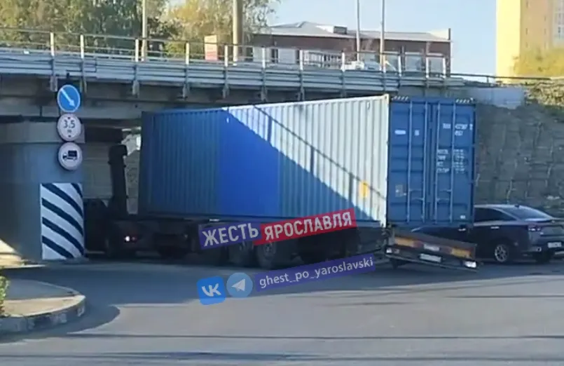 Спускай колёса: тягач с прицепом застрял у ярославского завода