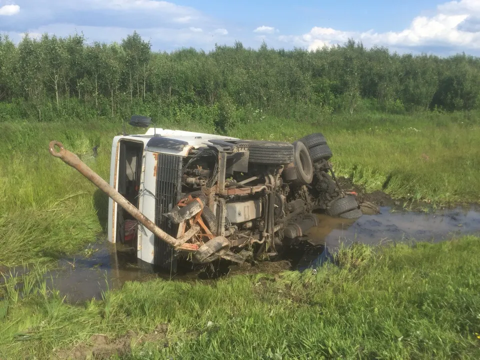 Под Ярославлем завалились в кювет сразу два КАМАЗа