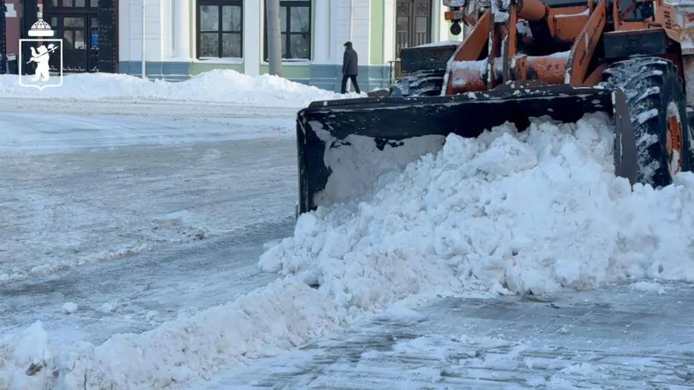 Власти просят ярославцев убрать машины с центральной улицы