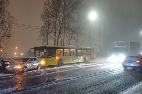 Ярославль из-за метели встал в десятибалльный коллапс