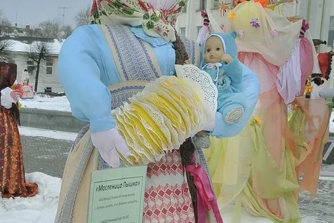 В центре Ярославля начался конкурс масленичных кукол. Фоторепортаж