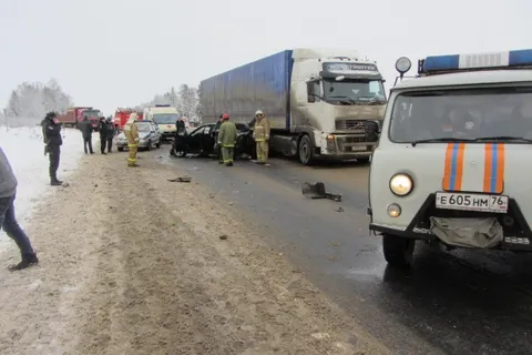 В Ярославской области произошло тройное столкновение